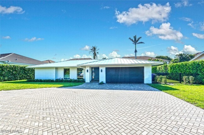 Primary Photo - 646 Park Shore Dr
