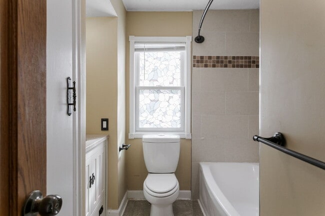 Building Photo - 724 Northwood Dr