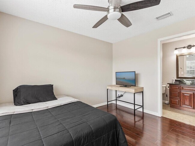 Building Photo - 2550 N Alafaya Trail