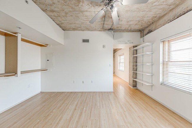 Building Photo - 1209 N Harvey Ave. 301