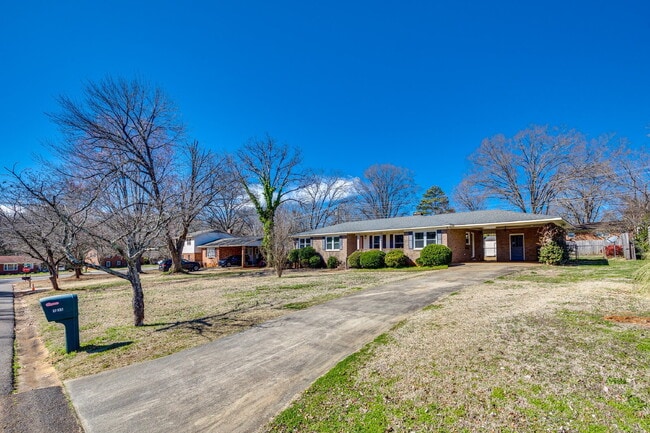 Building Photo - "Charming 3-Bedroom Home with pool in Rock Hill!"
