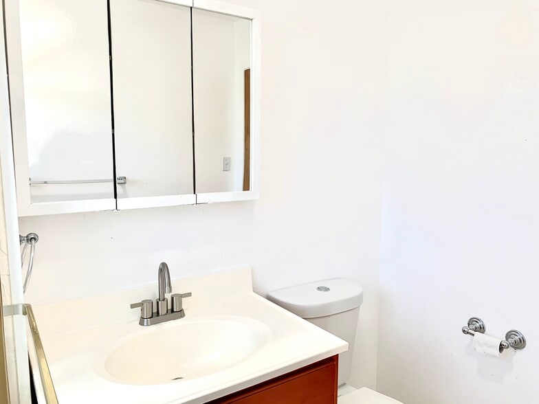 Building Photo - 6815 Moeser Ln