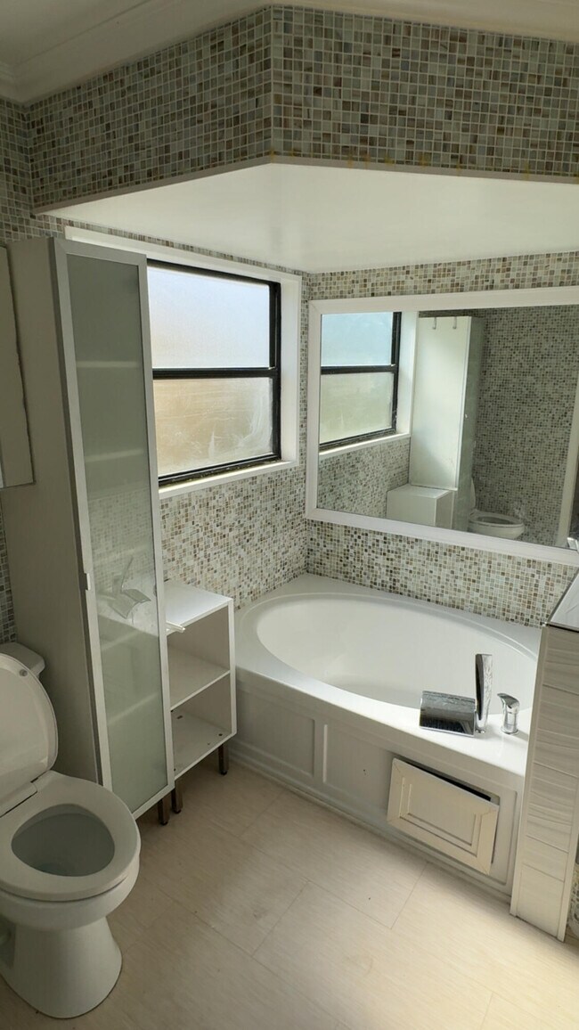 Building Photo - 5855 Northpointe Ln