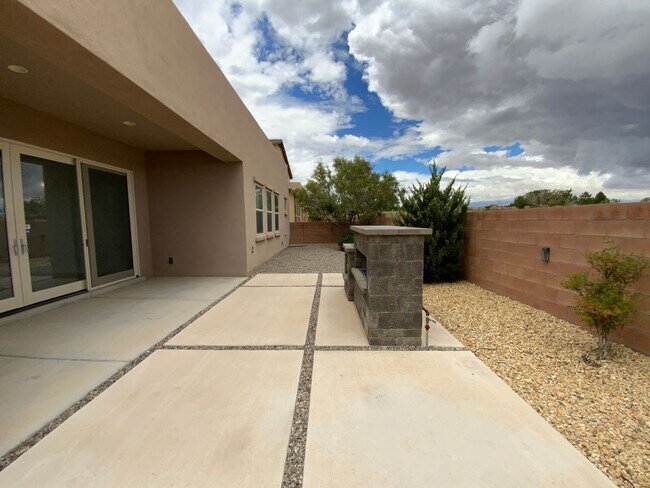 Building Photo - 3 Bedroom & An Office Luxury Home Availabl...