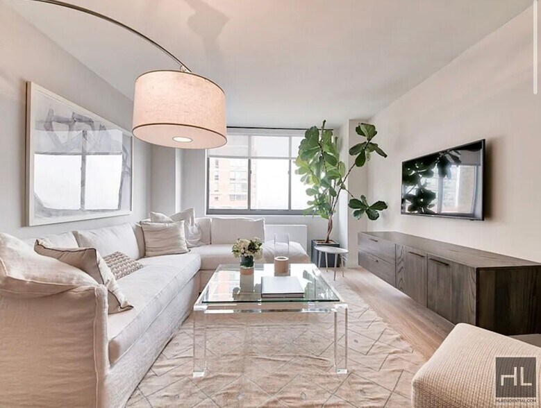 Primary Photo - E 81st St