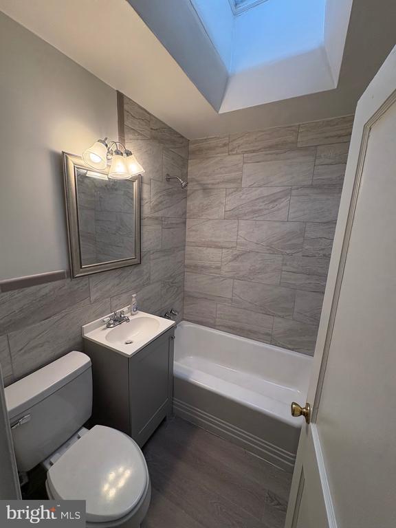 Building Photo - 636 Park Ln