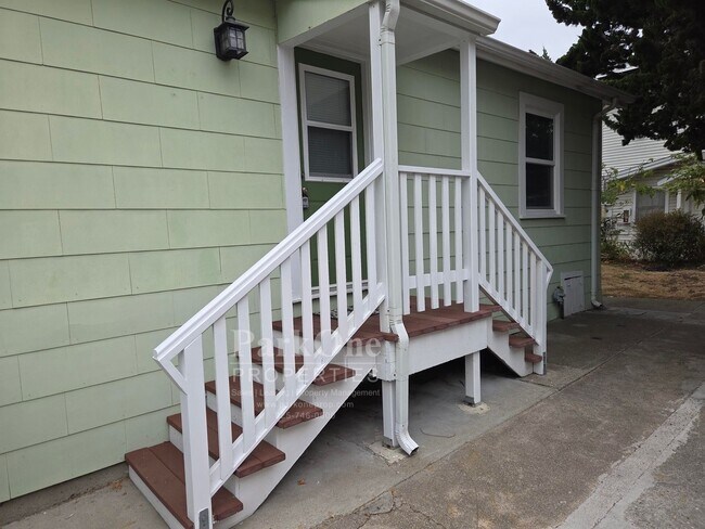 Building Photo - 979 Stannage Ave