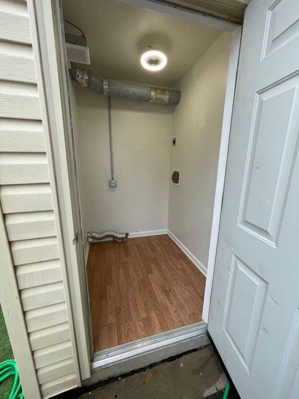 Building Photo - 101 Royal Forest Ct