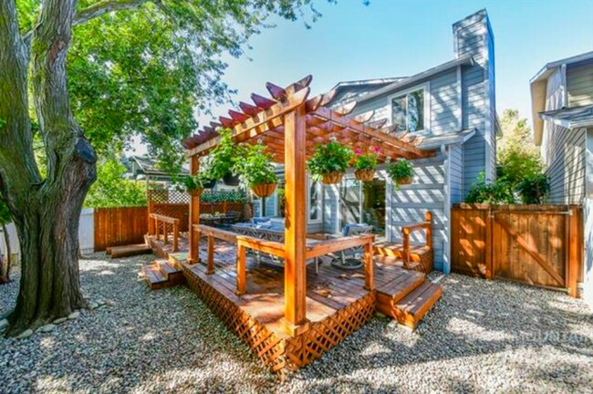 Building Photo - Gorgeous Updated Home in the Heart of Eagle Hills