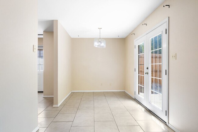 Building Photo - 265 Lohmann St