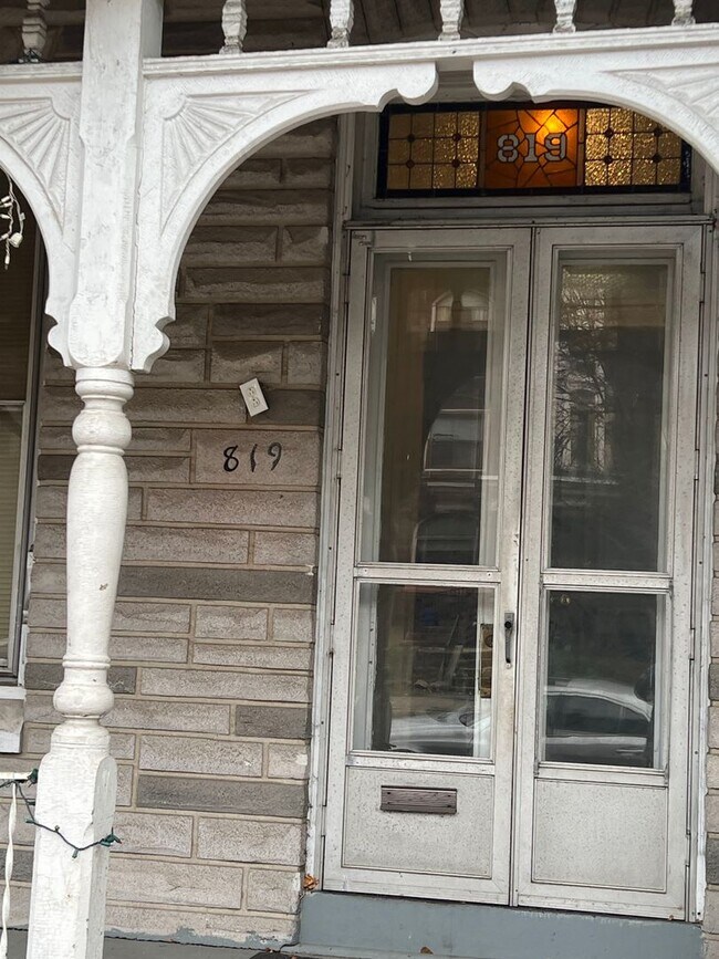 Building Photo - 819 N 5th St