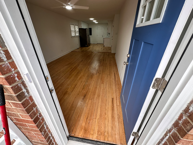 Building Photo - 806 E Highland Ave