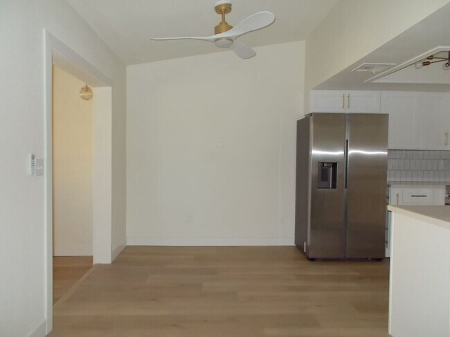 Building Photo - Elegant upstairs condo with modern upgrades and private balcony.