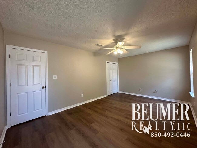 Building Photo - Spacious inside and out home for Rent