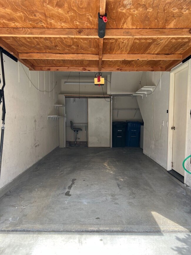 Building Photo - Wonderful 2 bedroom, 2 Bath Condo!  Single...