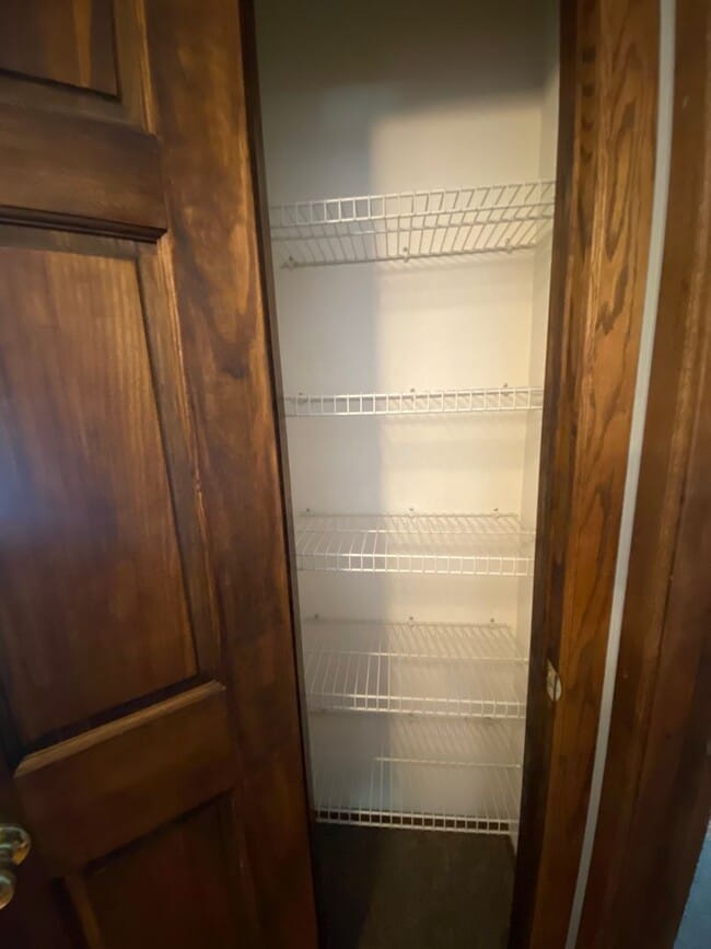 Building Photo - GREAT LOCATION - Spacious 4 bedroom/2 bath - PETS WELCOME