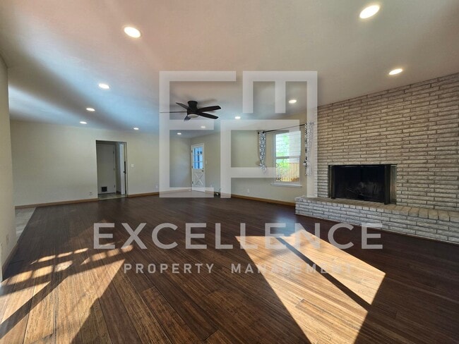 Building Photo - 3087SF 2 Story 5/2.5 House - Community Cabana, Pets Ok, 3 Fireplaces, Beautiful Updated Kitchen