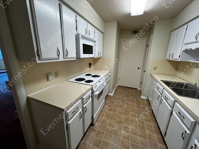 Building Photo - 604 Running Brook Rd