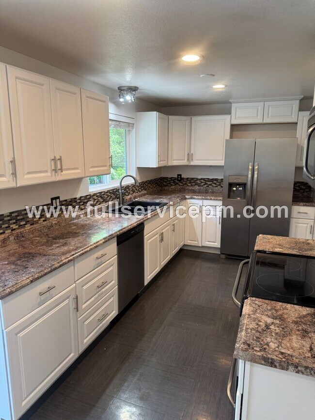 Building Photo - Spacious 4-Bedroom Upper-Level Home with Fireplace, Bonus Room & Large Deck