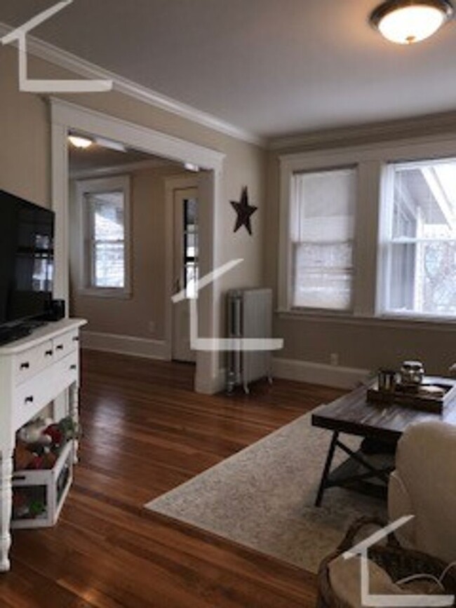 Building Photo - Renovated Duplex 3 bed unit, Free Laundry,...