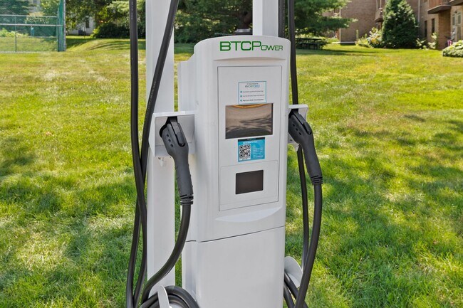 Building Photo - One Bedroom Signature Style Apartment on the First Floor