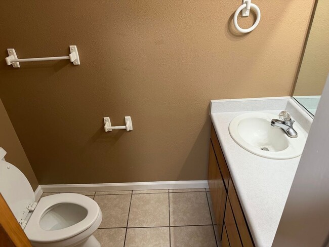 Building Photo - Huge Three Bedroom Townhouse with Garage and Backyard!