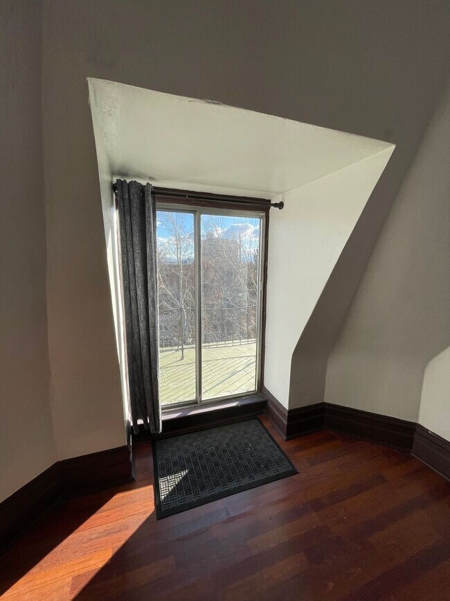 Building Photo - 1 Bedroom apartment with rooftop Balcony!