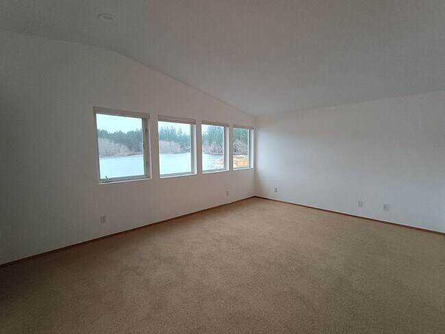 Building Photo - Rare Lakefront Retreat