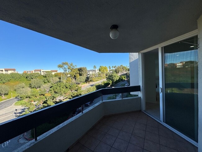 Building Photo - Top Floor Oasis