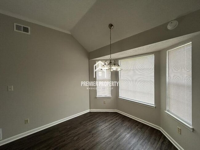 Building Photo - 6232 Ravenwood Lake Dr E