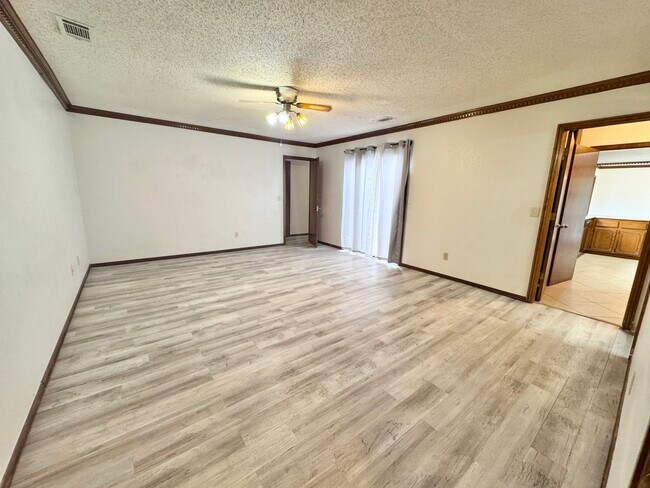 Building Photo - 3 Bed 2 bath!
