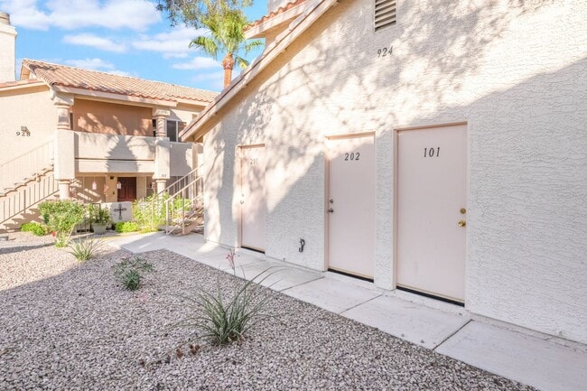 Building Photo - Modern Condo Living in Summerlin!