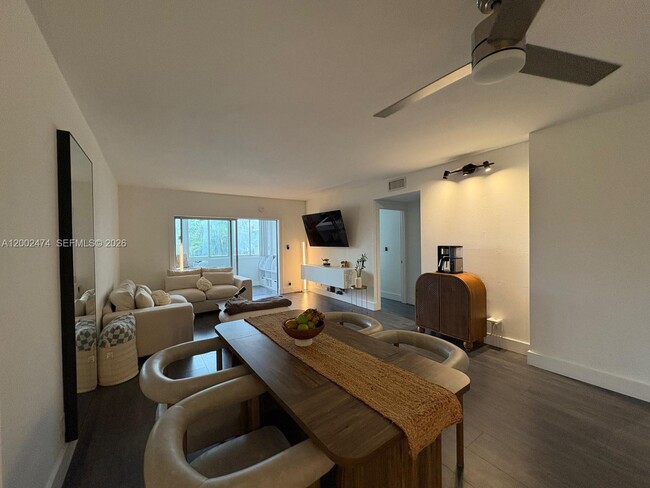 Building Photo - 4200 Hillcrest Dr