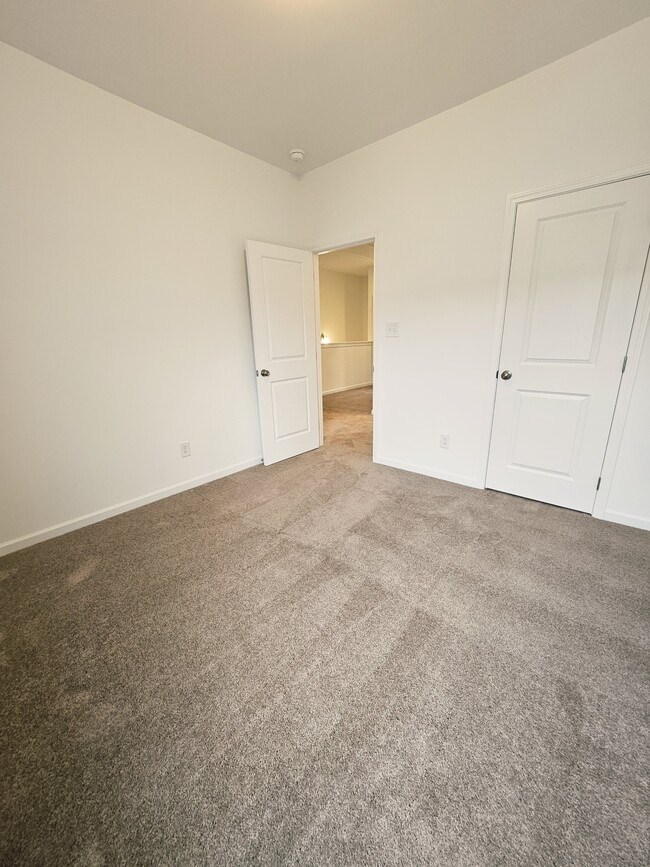 Building Photo - 128 Rosebush Ln