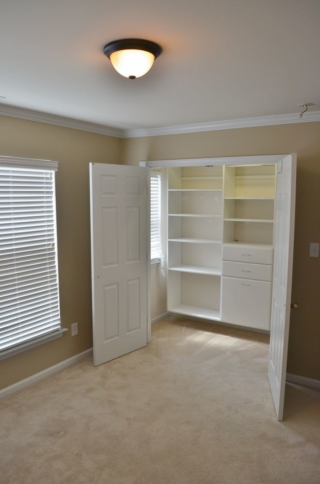 Building Photo - Gorgeous townhome in Cary Park