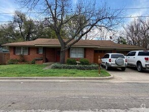 Building Photo - 3 bedroom 2 bath with fenced yard!
