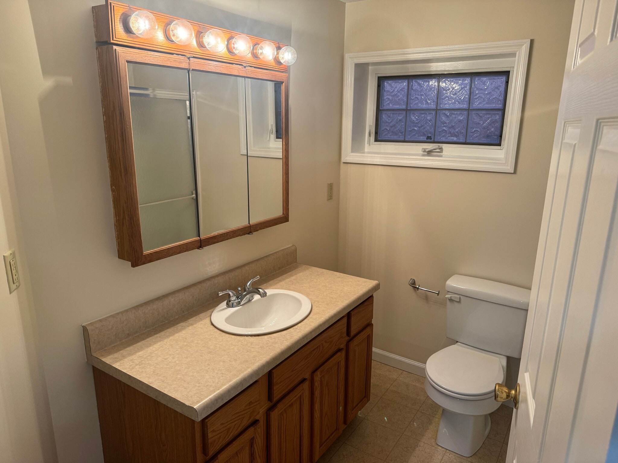 Full Bath (b) - 150 Pleasant St