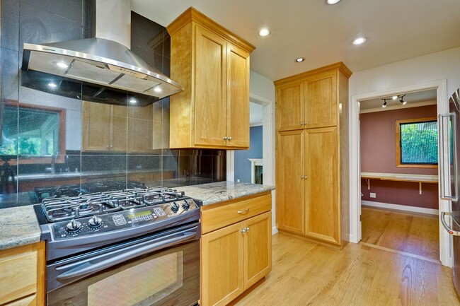 Building Photo - Excellent 3 Bedroom 2 Bath In A Great Neig...