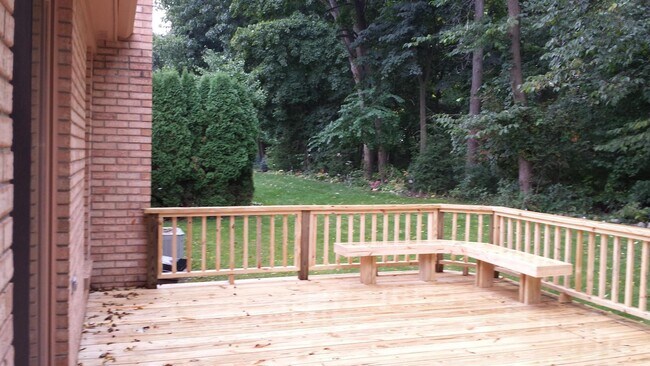 Building Photo - 456 Essex Dr