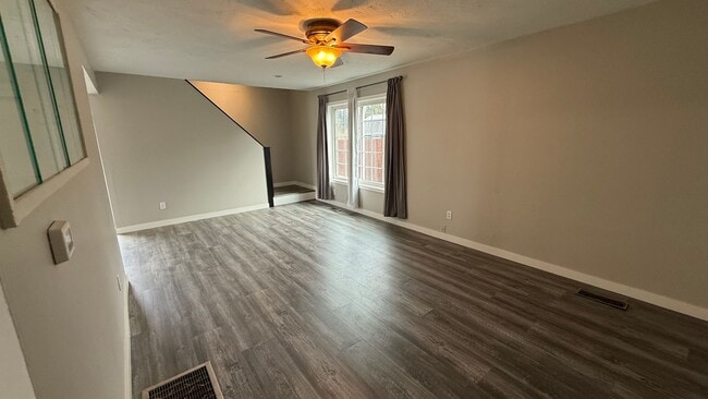 Building Photo - Spacious 3 bed 1 bath, big yard, pets ok, see walkthrough video