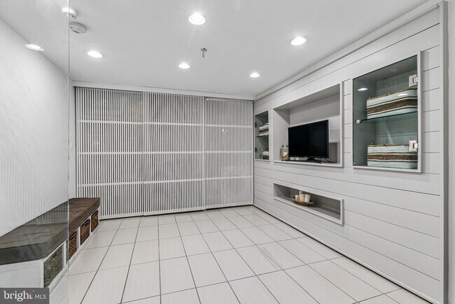 Building Photo - 2053 Pemberton St