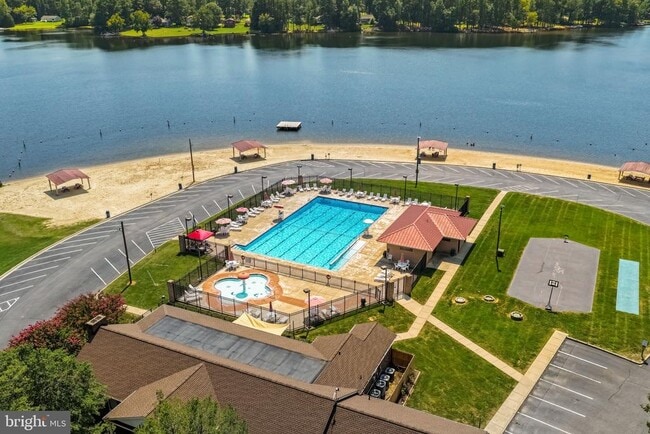 Building Photo - 686 Lake Caroline Dr