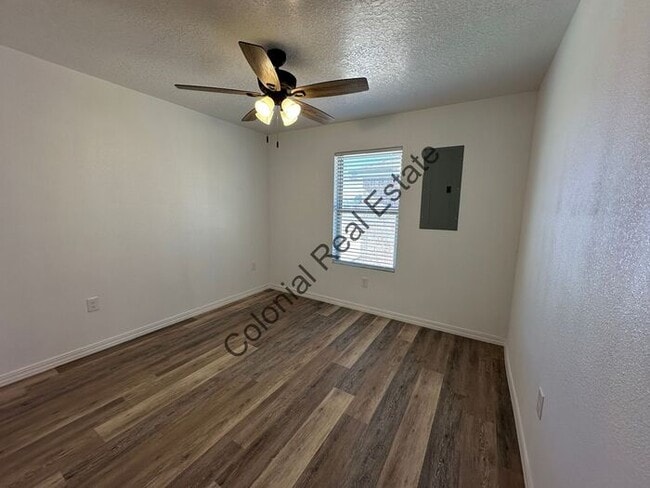 Building Photo - Updated and spacious 2 bedroom 1 bathroom ...