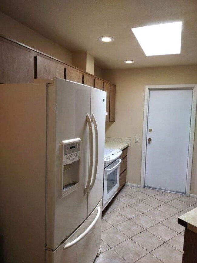 Building Photo - GREAT TOWNHOME IN YUCCA COURT-SUN CITY!!