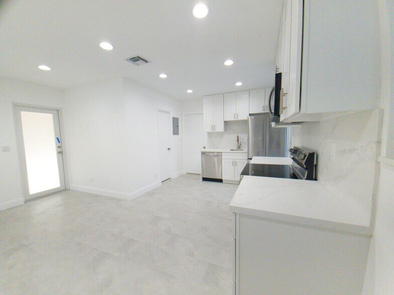 Building Photo - 19 SE 12th Ave