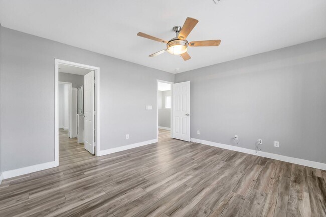 Building Photo - Stylish Hillside Townhome with Scenic Views in Gated Henderson Community!