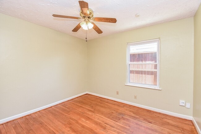 Building Photo - 7418 Jalna St