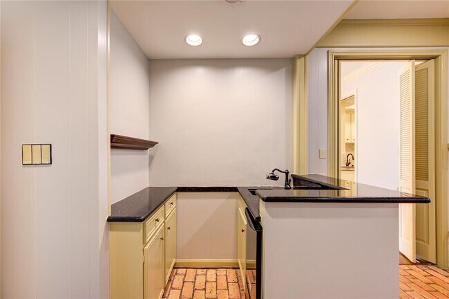 Building Photo - 7530 Del Monte Dr
