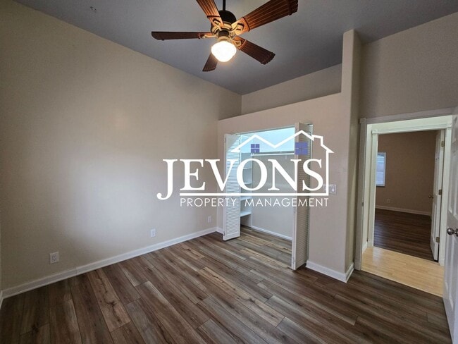 Building Photo - Move-in Special: $500 off your first month’s rent. Cozy 4-bedroom home with a fully equipped kitc...