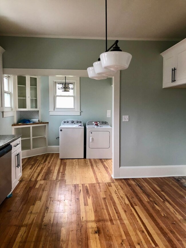 Building Photo - Cute Ranch in Mill Village; Beautifully Maintained.